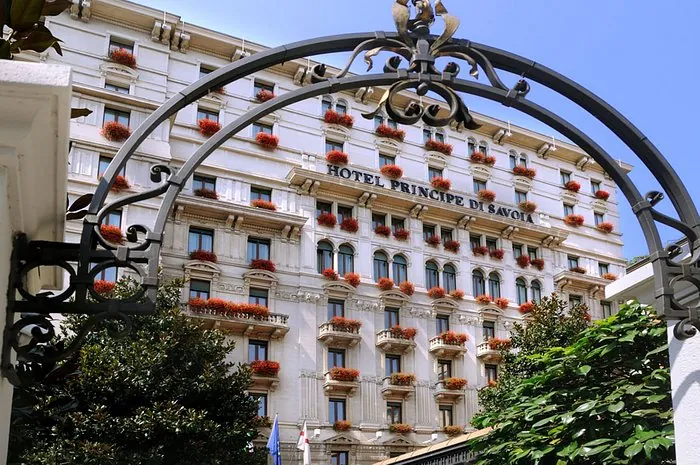 La facciata del Grand Hotel Principe di Savoia a Milano